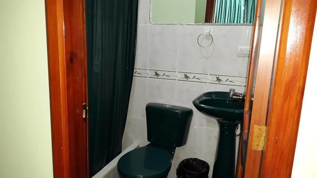Hostal Los Lirios Loja Kültér fotó