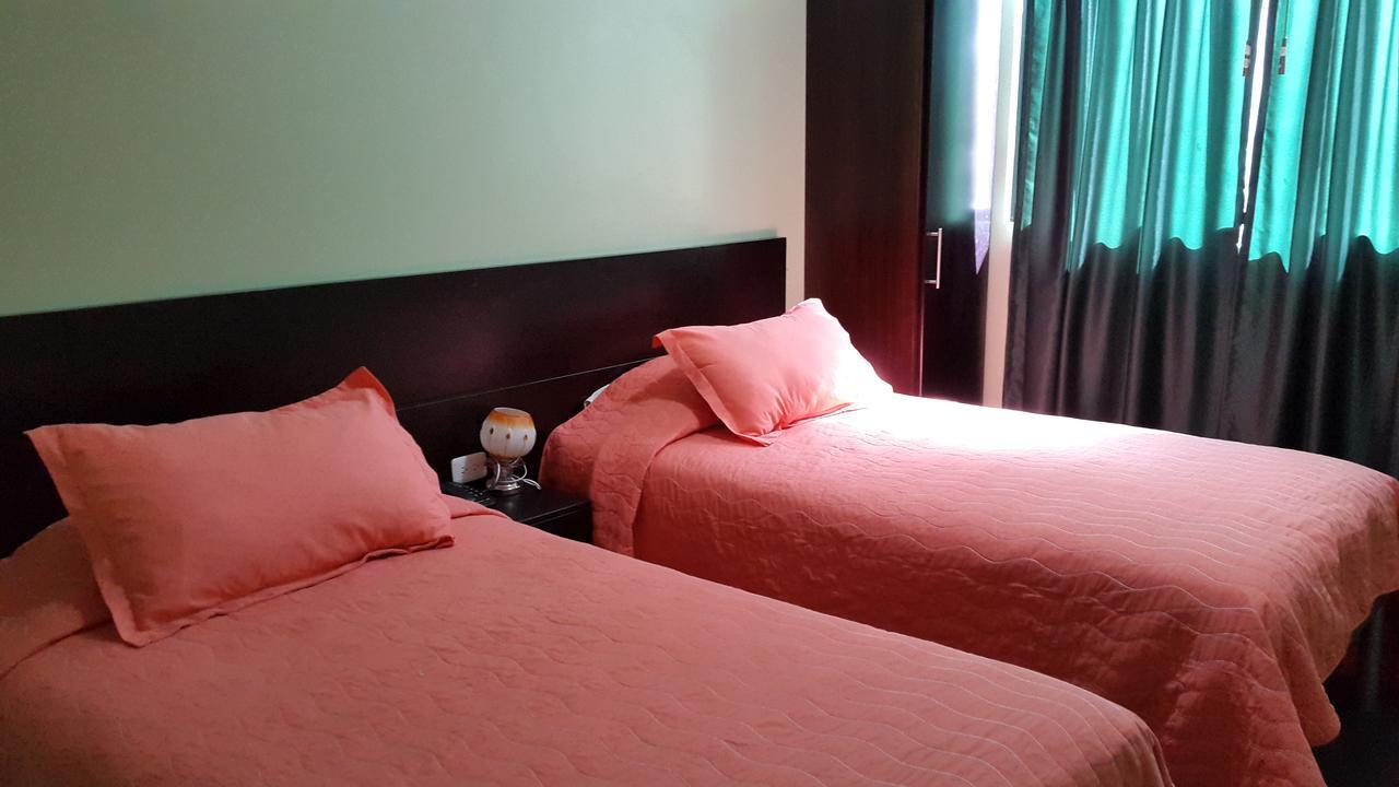 Hostal Los Lirios Loja Kültér fotó