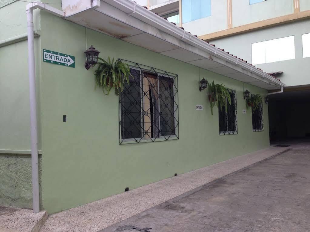 Hostal Los Lirios Loja Kültér fotó